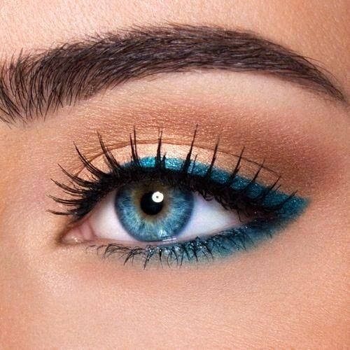 thick blue liner with mascara long lashes and light blue eyes